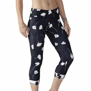 Fabletics Salar capri black floral leggings NWT Women M Moisture Wicking UFP+